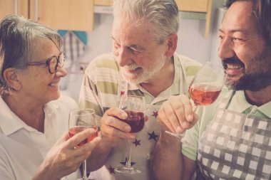 Aile babası ve annesi kıdemli yetişkin yaşlı ve oğlu orta yaş tarafından 45 yaşında oluşur. birlikte evde mutfakta kokteyl kez kırmızı şarap içme eğleniyor. Herkes gülen ve having fun.