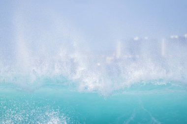 Tenerife okyanus mavi kristal suda büyük dalga aşağı. Güç ve özgürlük için olumlu vibes