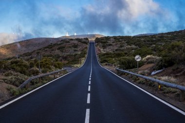 el teide gözlemevinde seyahat için uzun mükemmel yol vulcan Dağı. düz hedef mavi güzel gökyüzü altında.