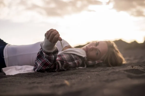 Jovem Loira Praia Relaxada Brincar Com Areia Caindo Sua Mão — Fotografia de Stock