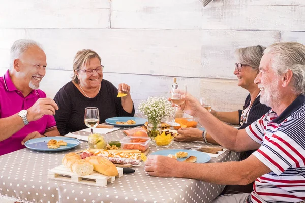 Agradable Tiempo Libre Para Grupo Dos Parejas Mayores Almorzando Juntos —  Fotos de Stock