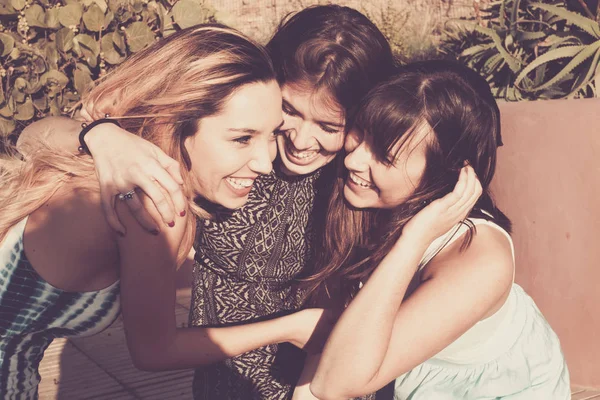 一群25岁的女孩拥抱和欢笑在一起的友谊团队 阳光明媚的一天或一个团体的空闲时间 美容女性 — 图库照片