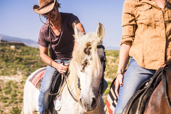 Modern Cowboy Cowgirl Lovagolhatnak Szabadság Vidéken Alatt Egy Napsütéses Napon — Stock Fotó