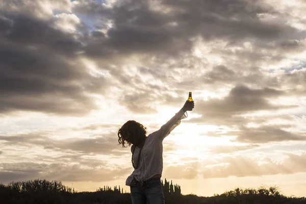 Mooie Jonge Vrouw Middelbare Leeftijd Drinken Een Biertje Met Tevredenheid — Stockfoto