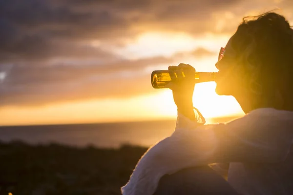 Красивая Молодая Женщина Среднего Возраста Пьет Пиво Удовлетворением Время Праздника — стоковое фото