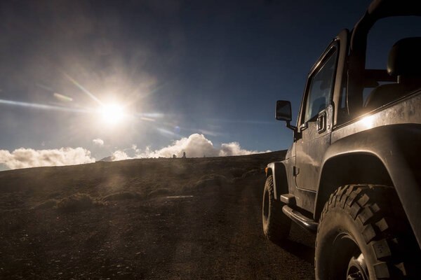 вид с дороги открытый автомобиль идеально подходит для путешествия отпуск. backgroundin посреди пустыни в национальном парке Тенерифе-эль-Фалде
