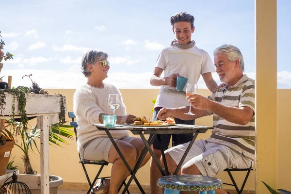 Familie Unterschiedlichen Alters Mit Großeltern Und Enkel Verbringen Ihre Freizeit — Stockfoto