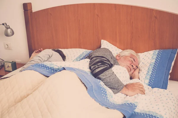 Mattina Sveglia Adulti Anziani Coppia Casa Nel Letto Dormire Insieme — Foto Stock