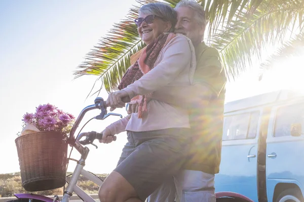 Schöne Schöne Paar Senioren Großväter Die Zusammen Auf Einem Fahrrad — Stockfoto