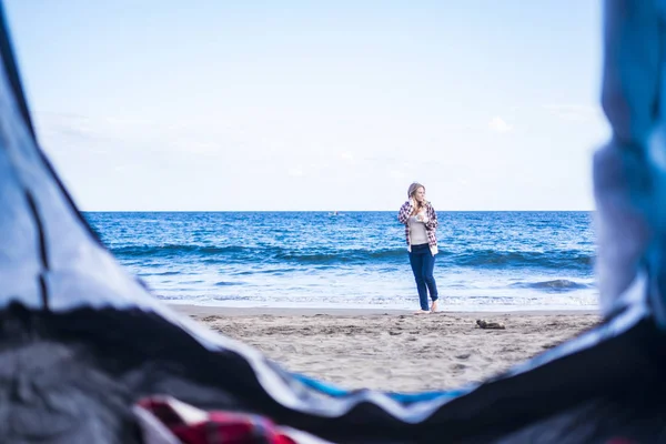 Vita Alternativa Concetto Vacanza Bionda Ragazza Carina Sedersi Guardare Oceano — Foto Stock