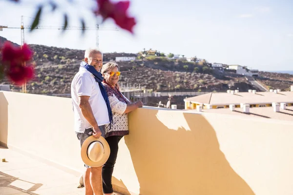 Älteres Ehepaar Auf Der Terrasse Ihn Mit Shorts Hemd Und — Stockfoto