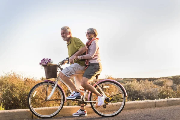 Два Старших Чоловіка Жінка Разом Старому Велосипеді Активного Відпочинку Щастя — стокове фото