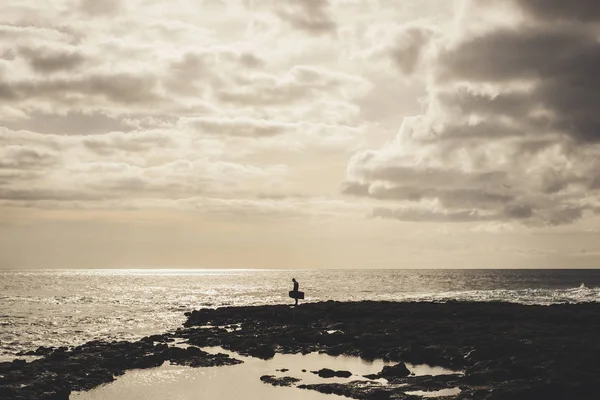 Ensom Surfer Med Tanker Som Stirrer Havet Reis Deg Utfordre – stockfoto