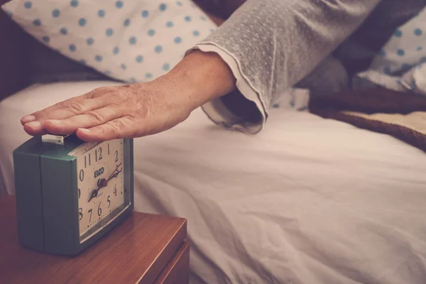 Mano Vieja Señora Anciana Adulta Detener Alarma Mañana Para Dormir — Foto de Stock