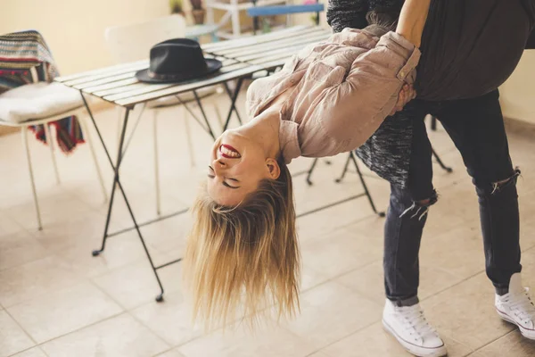 Felice Divertimento Una Coppia Donna Bionda Caucasica Uomo Che Gioca — Foto Stock