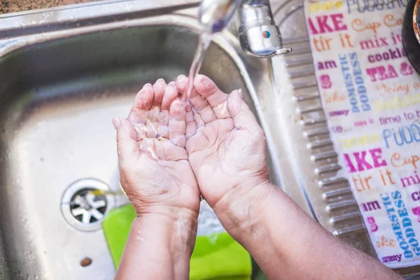Kobieta Myje Ręce Zlewie Mycia Naczyń — Zdjęcie stockowe