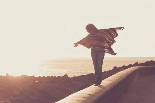 Bella Riccia Donna Capelli Spiaggia Con Tramonto Dorato Sullo Sfondo — Foto Stock