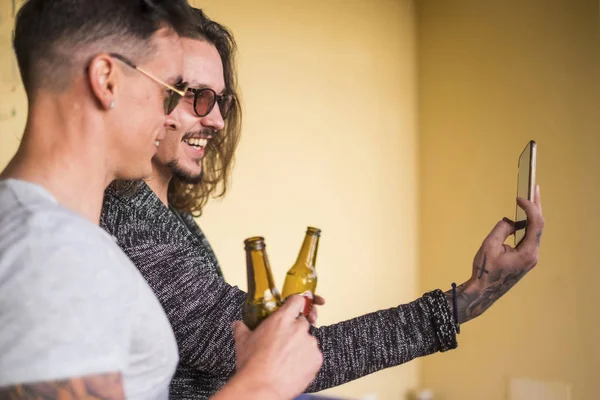 Hermosa Pareja Hombres Caucásicos Mirar Teléfono Tomando Fotos Cerveza Diversión — Foto de Stock