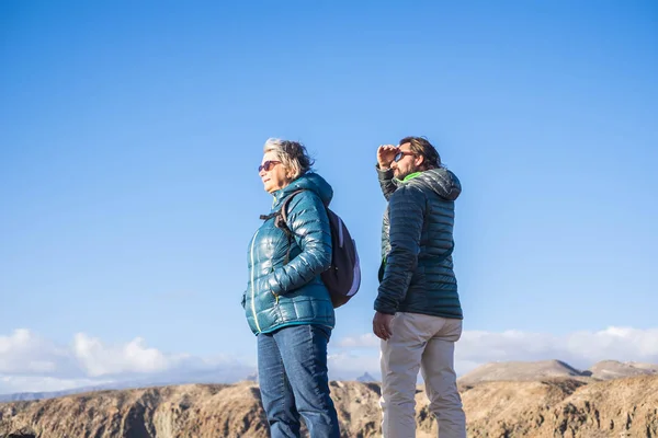 Mãe Sênior Filho Anos Passam Bom Tempo Juntos Caminhando Observando — Fotografia de Stock