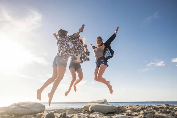 Grupo Três Bela Agradável Jovem Mulher Pulando Para Diversão Felicidade — Fotografia de Stock