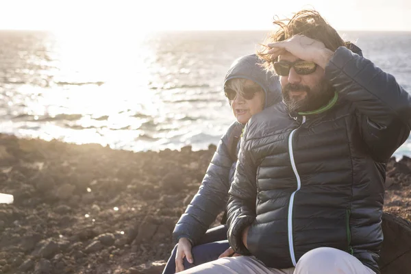 Mutter Und Sohn Verbringen Die Zeit Zusammen Auf Einem Felsen — Stockfoto