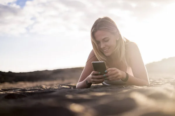 Ξανθιά Νεαρή Γυναίκα Διακοπές Στην Παραλία Ελέγξτε Κινητό Smart Phone — Φωτογραφία Αρχείου