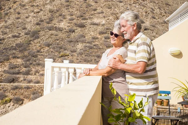 Vacation Love Moment Senior Couple Love Rooftop Mountain Background Vacation — Stock Photo, Image