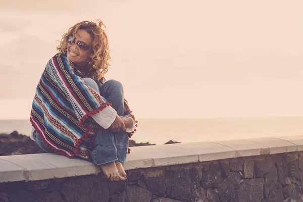 Bela Mulher Cabelo Castanho Sentar Sorrir Dentro Poncho Como Estilo — Fotografia de Stock