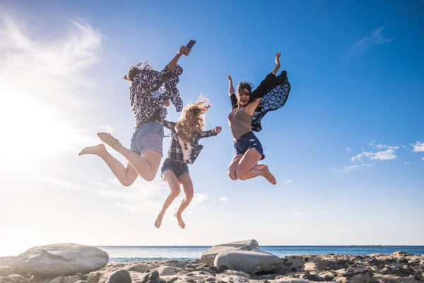 Gruppo Tre Belle Giovani Donne Che Saltano Divertimento Felicità Vita — Foto Stock