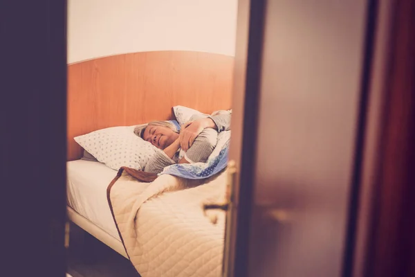 Dva Starší Muž Žena Spí Posteli Doma Starý Filtr Světla — Stock fotografie
