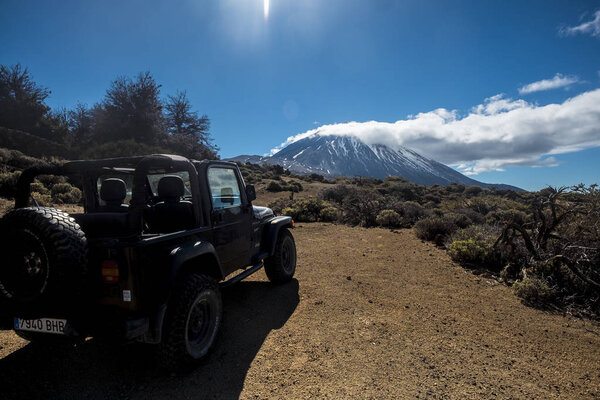  внедорожная машина на дороге, поездка в отпуск. фон посреди пустыни в национальном парке Тенерифе-эль-Фалде
