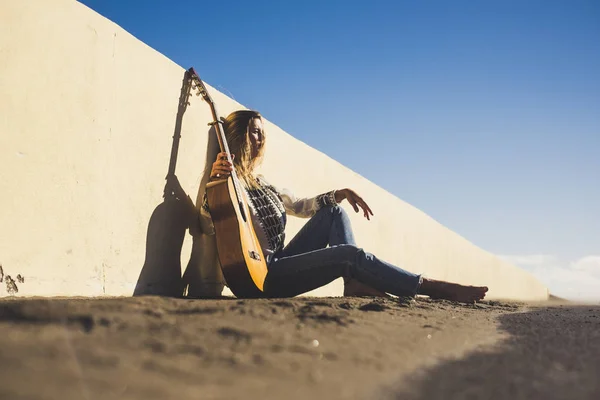 Young Beautiful Blonde Woman Sit Road Hippy Vagabond Traveler Style — Stock Photo, Image