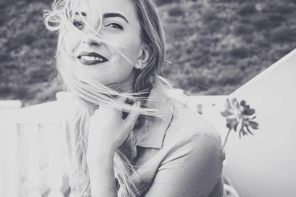 Retrato Niña Sonriendo Blanco Negro Con Lápiz Labial Pelo Largo — Foto de Stock