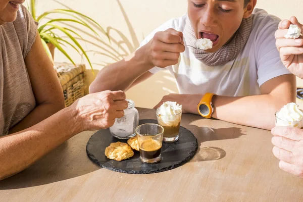 世代別の朝食 コーヒーとビスケットの広告砂糖クリーム 古い手と食べる少年 夏の時間 — ストック写真