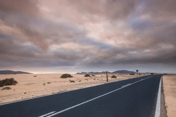 Personne Dans Une Route Milieu Désert Dunes Corralejo Espagne Voyage — Photo