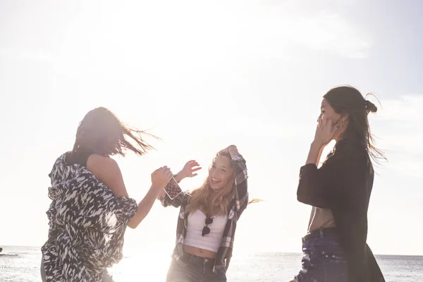 Relatie Tussen Drie Schoonheid Jonge Vrouw Dansen Het Strand Tijdens — Stockfoto