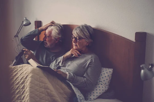 Kavkazská Senior Dospělý Pár Zůstat Odpočinek Lůžku Žena Číst Knihu — Stock fotografie