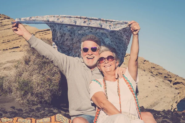 Rentner Und Urlaubsfreiheitskonzept Für Hippes Seniorenpaar Das Mit Farbigen Klumpen — Stockfoto