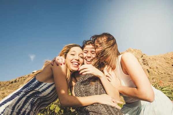 Gruppo Anni Ragazze Abbracciano Ridono Insieme Lavoro Squadra Amicizia Giorno — Foto Stock