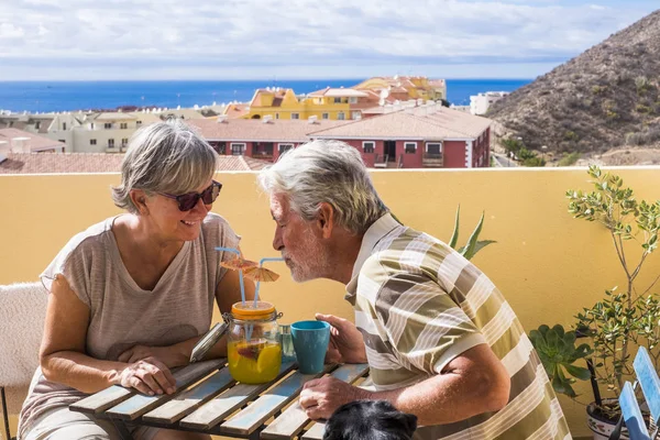 Main Sur Main Pour Couple Personnes Âgées Sur Une Table — Photo