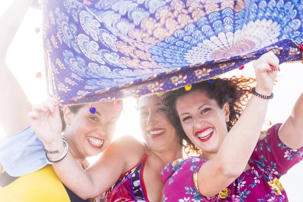 Giovani Amiche Gruppo Persone Una Situazione Carnevale Facendo Festa Insieme — Foto Stock