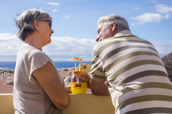 Sonríe Anciana Hombre Con Cóctel Frutas Bajo Sol Del Verano —  Fotos de Stock