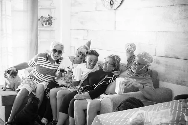 Grupo Ancianos Con Pelo Blanco Dos Hombres Dos Mujeres Niño — Foto de Stock