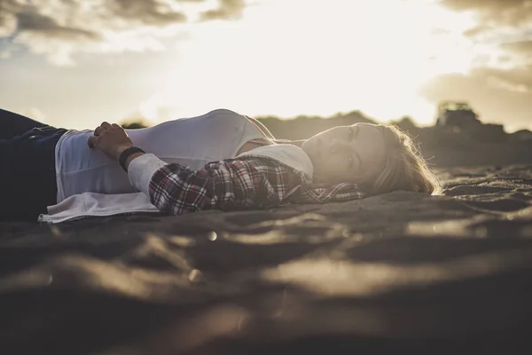 Закат Света Симпатичной Блондинки Лежал Пляже Тенерифе Смотрит Тебя Автомобиль — стоковое фото