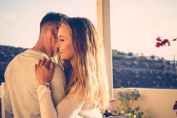 Belo Cabelo Longo Jovem Casal Caucasiano Dançando Movendo Telhado Com — Fotografia de Stock