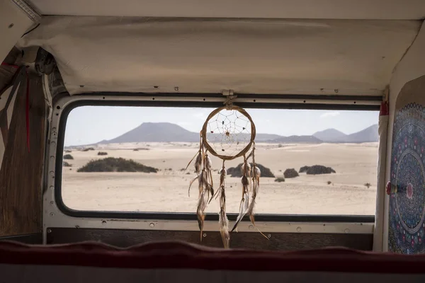 Vanlife Концепция Другой Альтернативной Жизни Путешествия Ловец Снов Окне Пустыней — стоковое фото