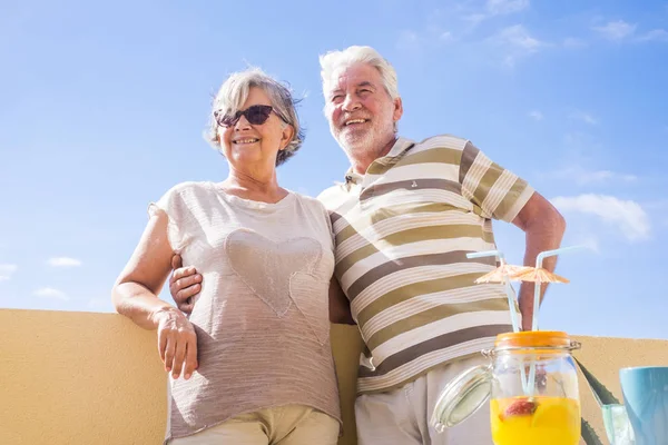 Mann Und Frau Alter Von Jahren Trinken Gesunden Fruchtsaft Aus — Stockfoto