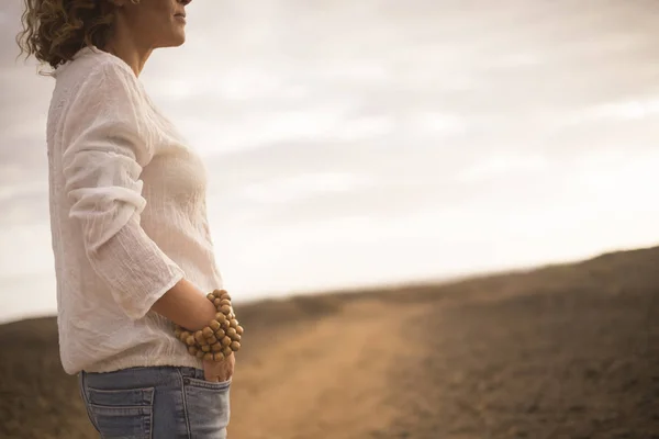 Schöne Und Lockige Frau Strand Mit Goldenem Sonnenuntergang Hintergrund — Stockfoto