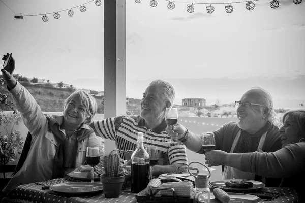 Grupo Ancianos Amigos Adultos Cenando Haciendo Fiesta Agradable Tiempo Terraza —  Fotos de Stock