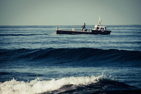 Barca Tra Onde Nell Oceano Tenerife Mare Cattivo Con Grandi — Foto Stock